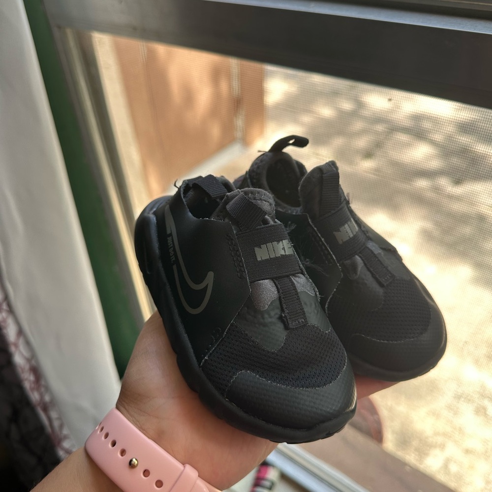 Nike Black Sneakers Sleek Minimalist Design